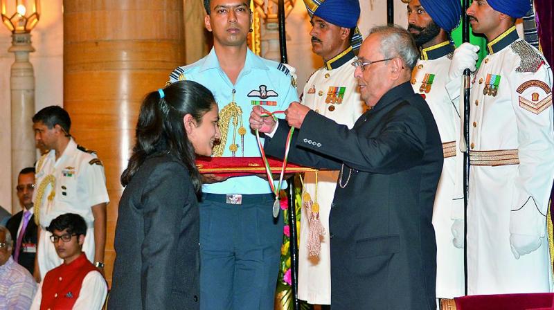 Vantika Agrawal (left) receives the National Child Award for Exceptional Achievement in Chess from President Pranab Mukherjee.