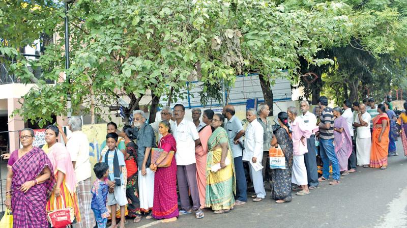 Public waiting in front of an Indian Bank at Villivakkam to exchange old notes and withdraw money on Friday (Photo: DC)