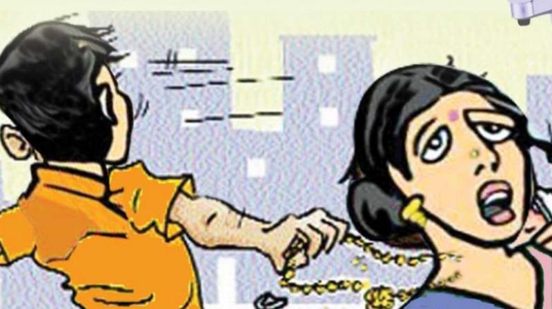 A chain snatcher who pretended to be a walker walked behind Rashmitha Reddy, grabbed her 30 gram gold chain and ran away.