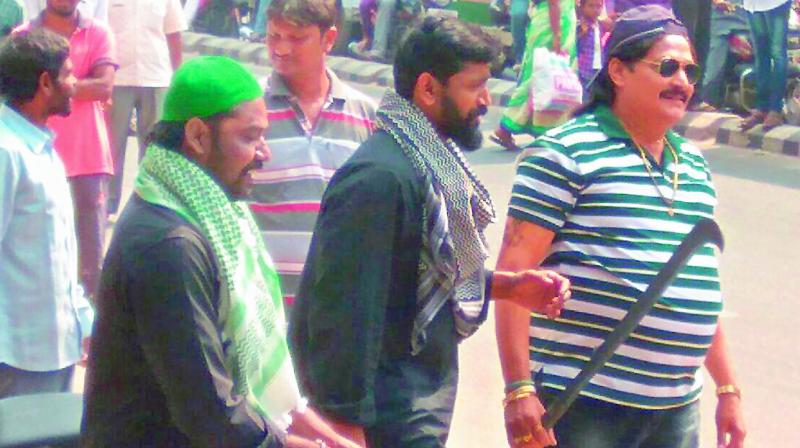 The actor who plays the role of Nayeem in the film moves around at the shooting site in Nalgonda with a sword in his hand. (Photo: DC)