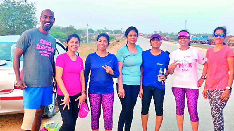 Samuel Sudhakar with the six women participants for the City to City run from Warangal to Hyderabad.