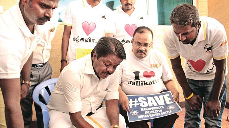 Tamil Nadu Jallikattu Peravai President P. Rajasekaran on Friday launched the final round of One District One Lakh Signature Campaign to mobilise people support to urge the Central government to enact special law to lift the ban against Jallikattu. (Photo: DC)