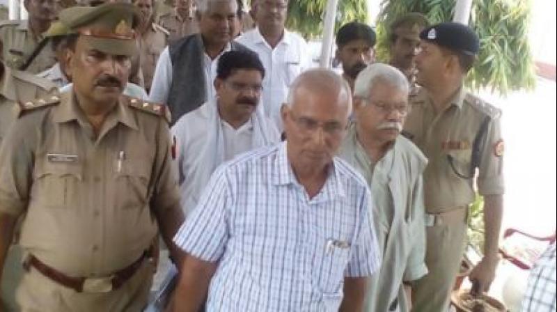 Former IPS officer SR Darapuri and 8 others were arrested by police for planning to hold a protest against Uttar Pradesh Chief Minister Yogi Adityanath at his residence. (Photo: ANI/Twitter)