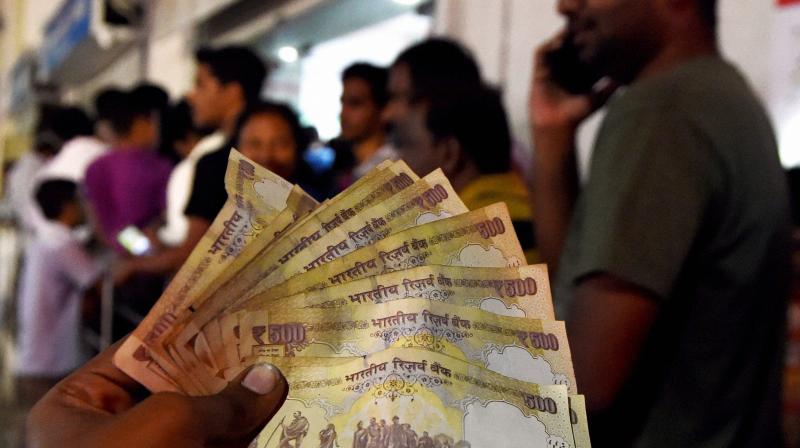People lined up outside an ATM to withdraw 100 rupees notes and deposite 500 & 1000 rupees notes in Chennai. (Photo: PTI)