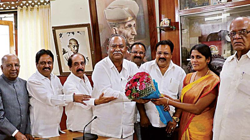 Former mayors with incumbent Gangambike Mallikarjun at the BBMP office in Bengaluru on Wednesday 	    Image: KPN