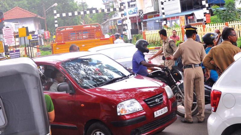 The heavy traffic flow once the railway gate opens at Kozhikode 4th gate. (Photo: DC)