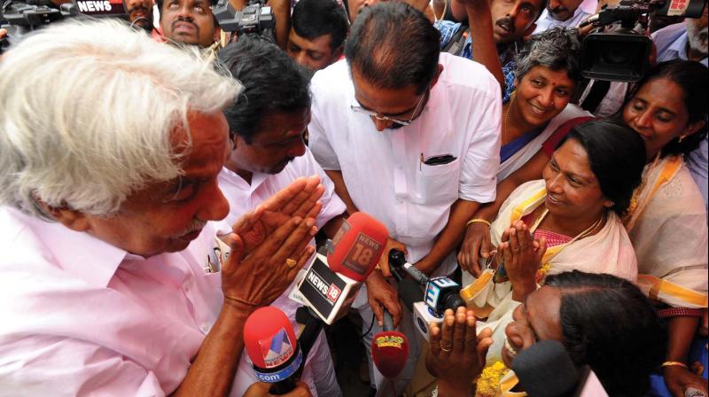 Former chief minister Oommen Chandy visits Pompilai Orumai members in Munnar on Wednesday.