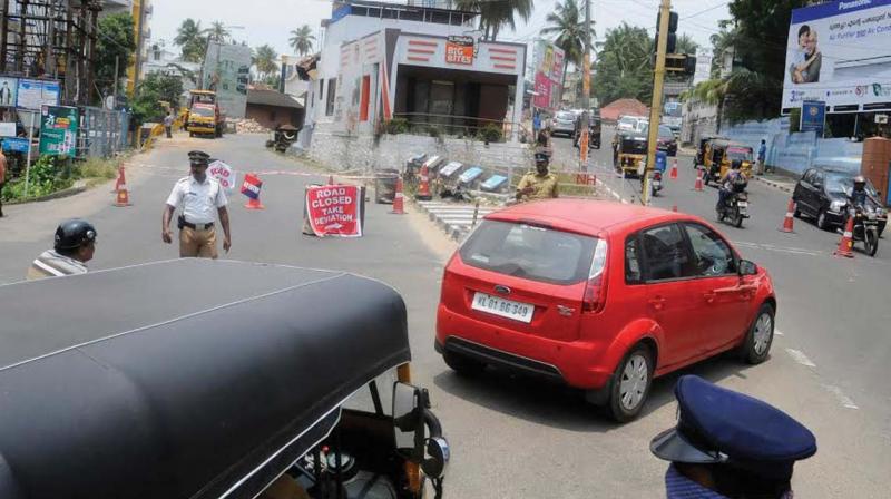 Traffic police divert the traffic towards PMG at Plamoodu Junction after PWD commenced maintenance works on the one way stretch in Thiruvananthapuram on Wednesday.	(Photo: DC)