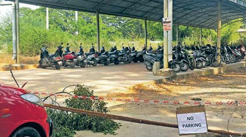 Presently  22 major Metro stations across the city have parking lots with the Mysore Road station providing the biggest facility, accommodating 2000 two-wheelers and 300 four-wheelers.