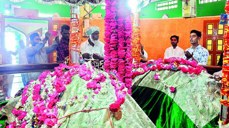 Located 45 km from Hyderabad, off the Hyderabad-Bengaluru Highway, it is one dargah which Hindus too visit in large numbers and offer prayers.