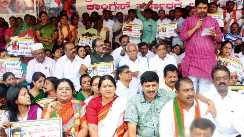 BJP workers led by B.S. Yeddyurappa, Jagadish Shettar and R. Ashok stage a protest demanding the arrest of killers of RSS worker Rudresh, in Bengaluru on Wednesday	(Photo: KPN)