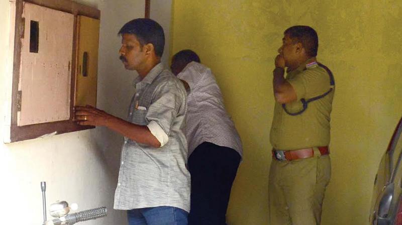 Police raids a house at Ponnurunni which Suni and his aides visited hours after committing the crime on February 17 midnight.	(Photo: DC)
