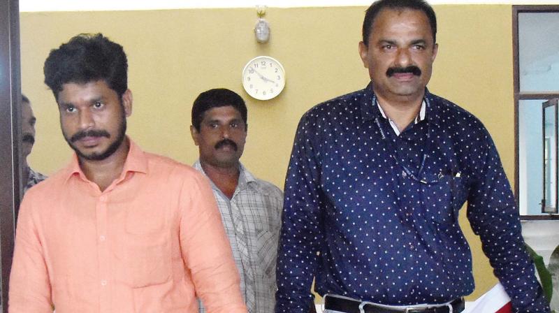 A Crime Branch official taking two RSS workers who were arrested in connection with the CPM office attack (Photo:DC)