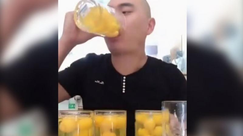 Man gulps down raw eggs in less that 20 seconds. (Photo: Facebook / UNILAD)