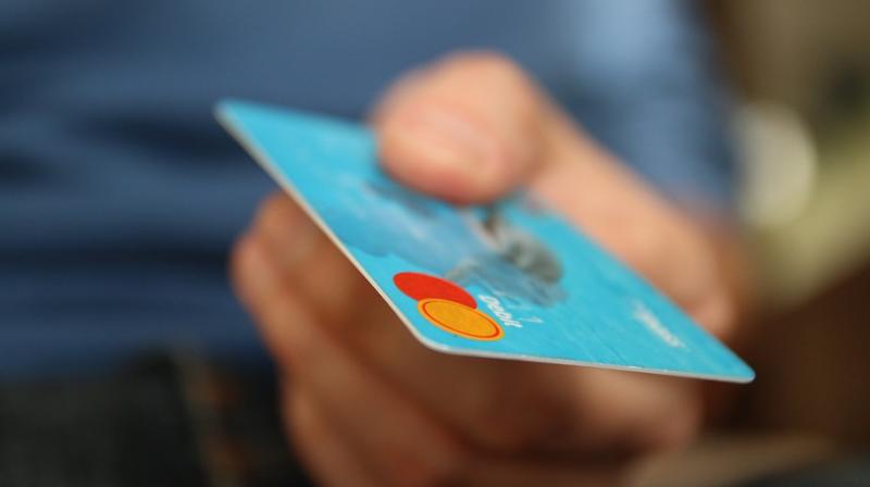 Thief tries to pay waitress with her own stolen credit card. (Photo: Pixabay)