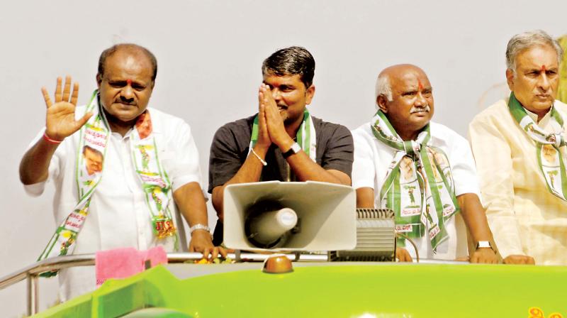 State JD(S) chief H.D. Kumaraswamy during Manemanege Kumaranna  rally at Kerur in Bagalkot district on Saturday 	 KPN