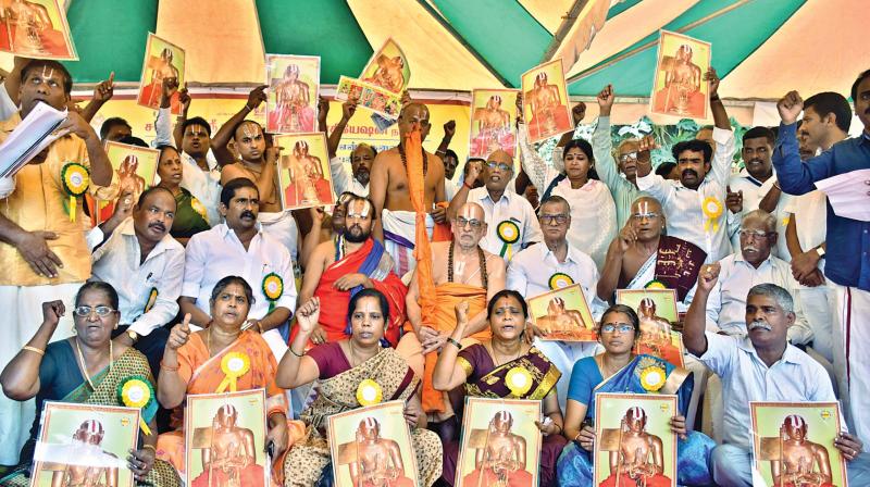 Members of Sathatha Sri Vaishnavas Association protest against lyricist Vairamuthu for his alleged controversial remarks against Goddess Andal. (Photo: DC)