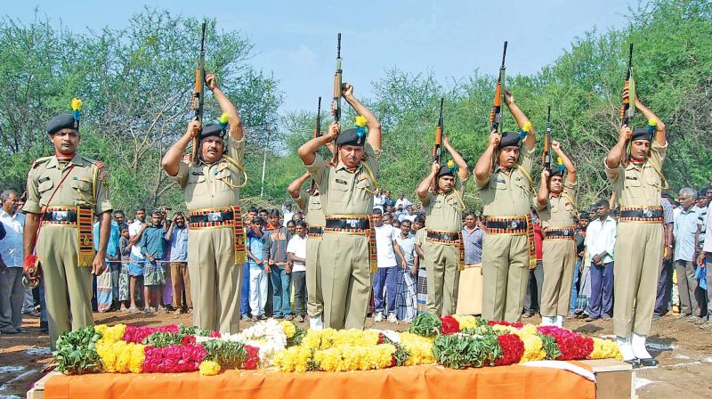 BSF men pay tribute to their counterpart killed by Pakistan Rangers. (Photo: DC)