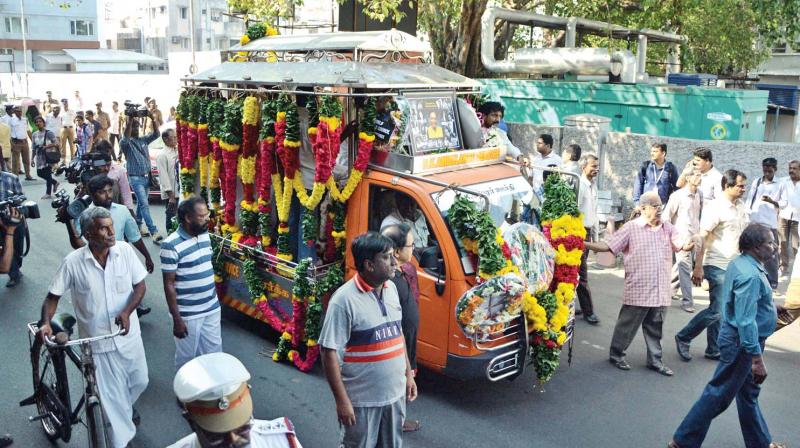Scores of fans and music lovers bid tearful adieu to Carnatic singer and composer M. Balamuralikrishna in the city on Wednesday.
