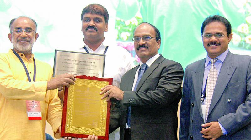 Union minister of state for tourism Alphons Kannanthanam presents the award for civic management of a tourist destination to GHMC commissioner B. Janardhan Reddy as Hyderabad Mayor B. Rammohan looks on, in New Delhi. (Photo:DC)