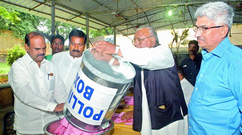 Congress former MP V. Hanumantha Rao empties the ballot box for counting of votes at the Press Club on Wednesday for a poll he conducted over the shifting the Secretariat. 	(Photo:DC)