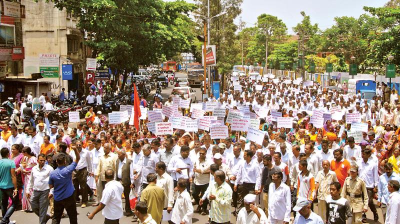 Members of pro-Maharashtra organisations take out a procession in Belagavi on Thursday 	(Photo:DC)