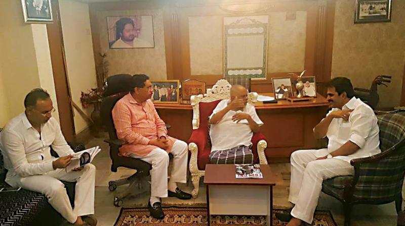 AICC general secretary in-charge of Karnataka K.C. Venugopal, party leaders Dr G. Parameshwar and Dinesh Gundurao call on veteran leader C.K. Jaffer Sharief at his residence in Bengaluru on Thursday (Photo:DC)