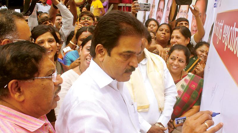 Congress leaders K.C. Venugopal and Dr G. Parameshwar at the Mahila Congress Signature Campaign for 33 per cent reservation for women from panchayat to Parliament, at the KPCC office in Bengaluru on Thursday (Photo: DC)