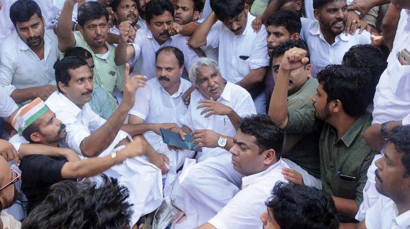 Former chief minister Oommen Chandy and K. Muraleedharan, MLA, participate in the agitation against demonetisation organised by DCCs in Kozhikode and Thrissur on Friday. (Photo: DC)