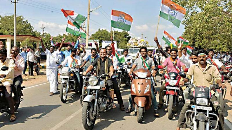Congress workers celebrate the victory of V.S. Ugrappa in the Ballari Lok Sabha bypoll. (KPN)