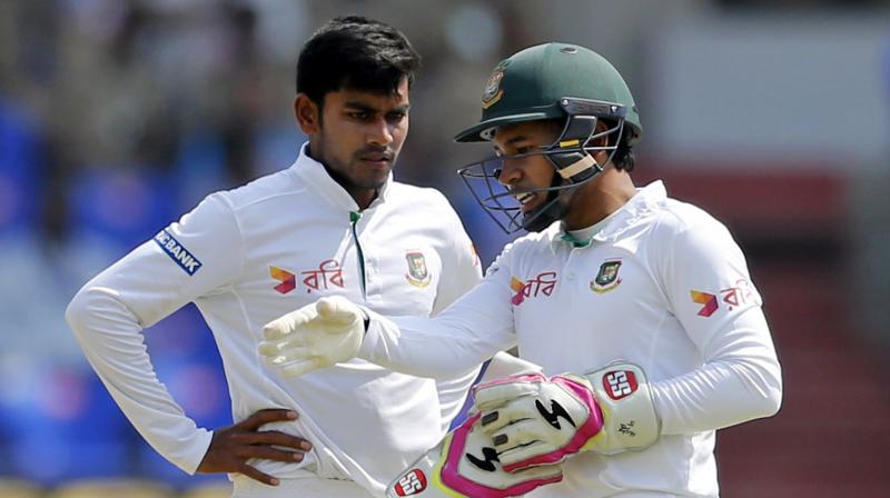 Mehedi Hasan (L) consults skipper Mushfiqur Rahim. (Photo: AP)