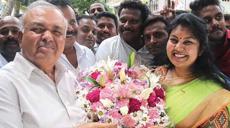 Former home minister Ramalinga Reddy greets daughter and Congress candidate Sowmya Reddy, winner in the Jayanagar Assembly bypoll in Bengaluru on Wednesday. (Photo:DC)