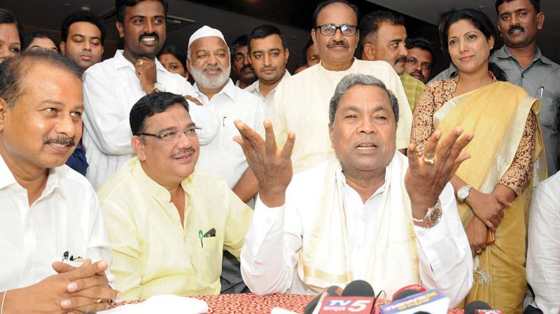 Former CM Siddaramaiah seen with Congress leaders during a meeting in his hometown, Mysuru on Wednesday. (Photo:KPN)