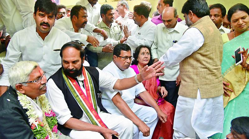 Telangana Joint Action Committee chairman M. Kodandaram (left) listens to Telangana PCC chief Uttam Kumar Reddy (second from left) during the formers protest fast in Hyderabad on Thursday. Other Congress leaders like K. Jana Reddy and J. Geeta Reddy look. 	(Photo: DC)