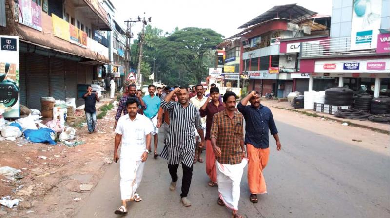 The hartal supporters take out a rally in Kallachi in Kozhikode on Monday