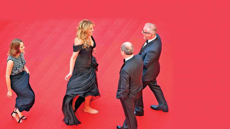 Julia Roberts  walking barefoot at Cannes.