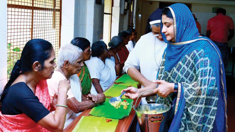 The Palakkad chapter of Malabar Adukkala serve food at an old-age home