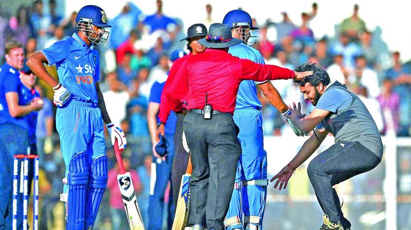 A fan tries to touch M.S. Dhonis feet during the warm up game (Photo: AP)