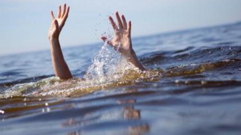 The cops rushed to the spot and retrieved the body with the help of swimmers.  (Representational image)