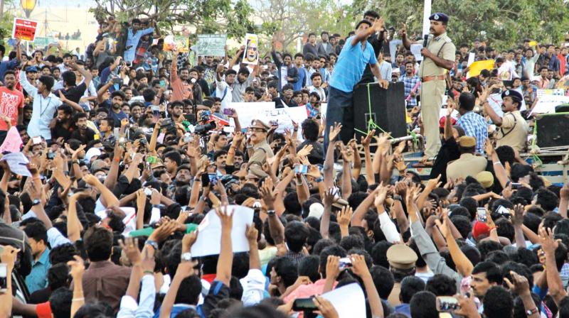 Mylapore DCP V. Balakrishnan speaking to   student-agitators at Marina. (Photo: DC)