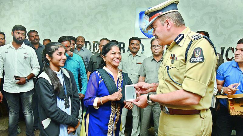 Hyderabad police commissioner Anjani Kumar handing over the recovered cellphones to the owners.	(Photo: S. Surender Reddy)