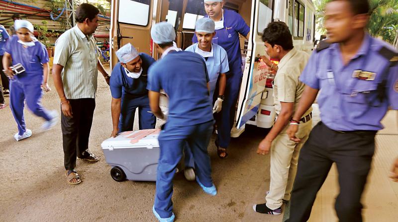 Medical staff carry the heart of Ravi to Narayana Health City in Bengaluru on Tuesday.