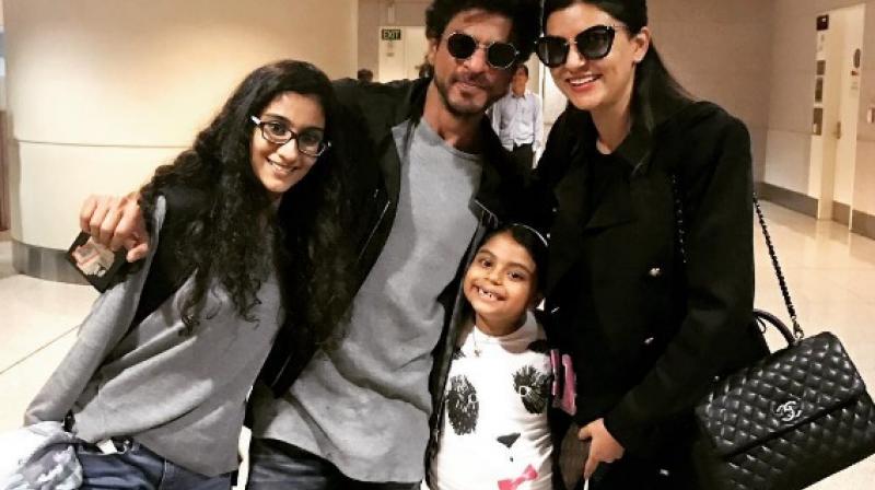 Shah Rukh Khan with Sushmita Sen and her two daughters Renee and Alisah.