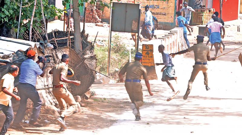 Police lathi-charge protesters at Alanganallur town near Madurai. (Photo: DC)