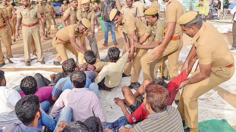 Police forcefully remove pro jallikattu protesters from the VOC Park Grounds in Coimbatore (Photo: DC)
