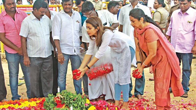 Actor Trisha Krishnan pays floral tributes to the late DMK chief M. Karunanidhi at his final resting place on Marina on Thursday. (Photo:DC)