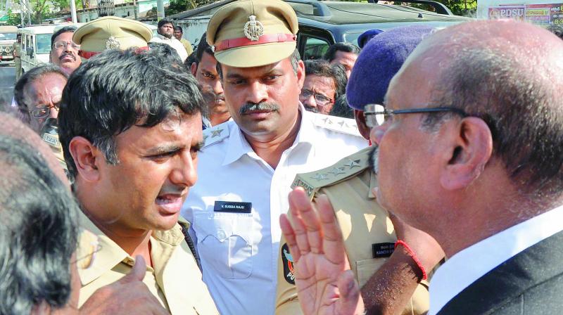 Traffic DCP Kranti Rana Tata tries to pacify Bezwada Bar Association president Ch Manmadha Rao after the challans by the cops for haphazard parking leading to blocking of the road angered the lawyers, in Vijayawada on Monday. (Photo: DC)
