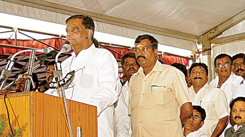 Former Union minister V. Srinivasprasad addresses Swabhimani Samavesha in T. Narsipur on Tuesday