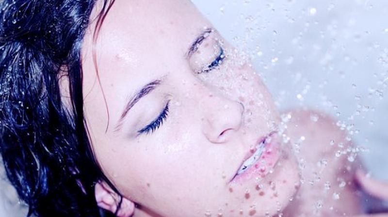 A nice warm shower at night helps regulating the bodys temperature and helps one sleep better. (Photo: Pixabay)