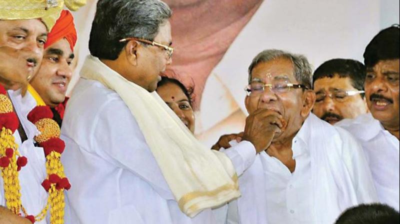 Former chief minister Siddaramaiah and former minister and veteran Congress leader from Davangere Shamanoor Shivashankarappa in a file photo.